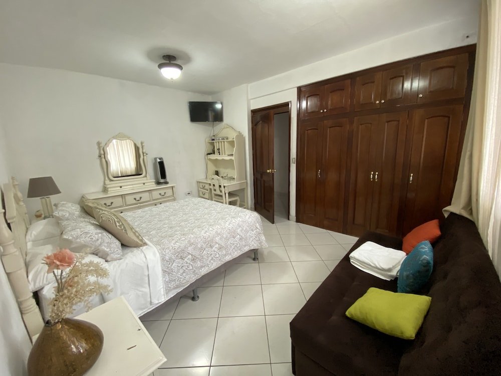 Apartamentos Confortables  Aeropuerto,2-5 Avenida Hincapié Zona 13 Casa 'C' Interior Parqueo 01013 Guatemala City Guatemala Department,3 star