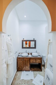 riad nayanour