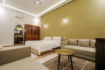 riad nayanour