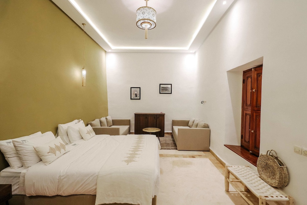 riad nayanour