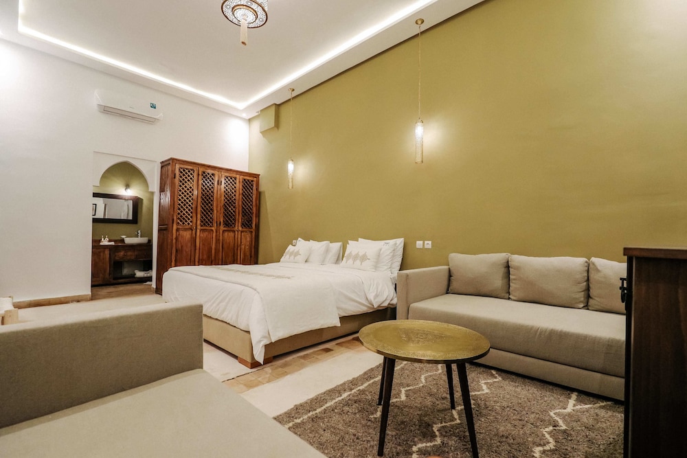 riad nayanour