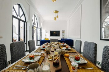 riad nayanour
