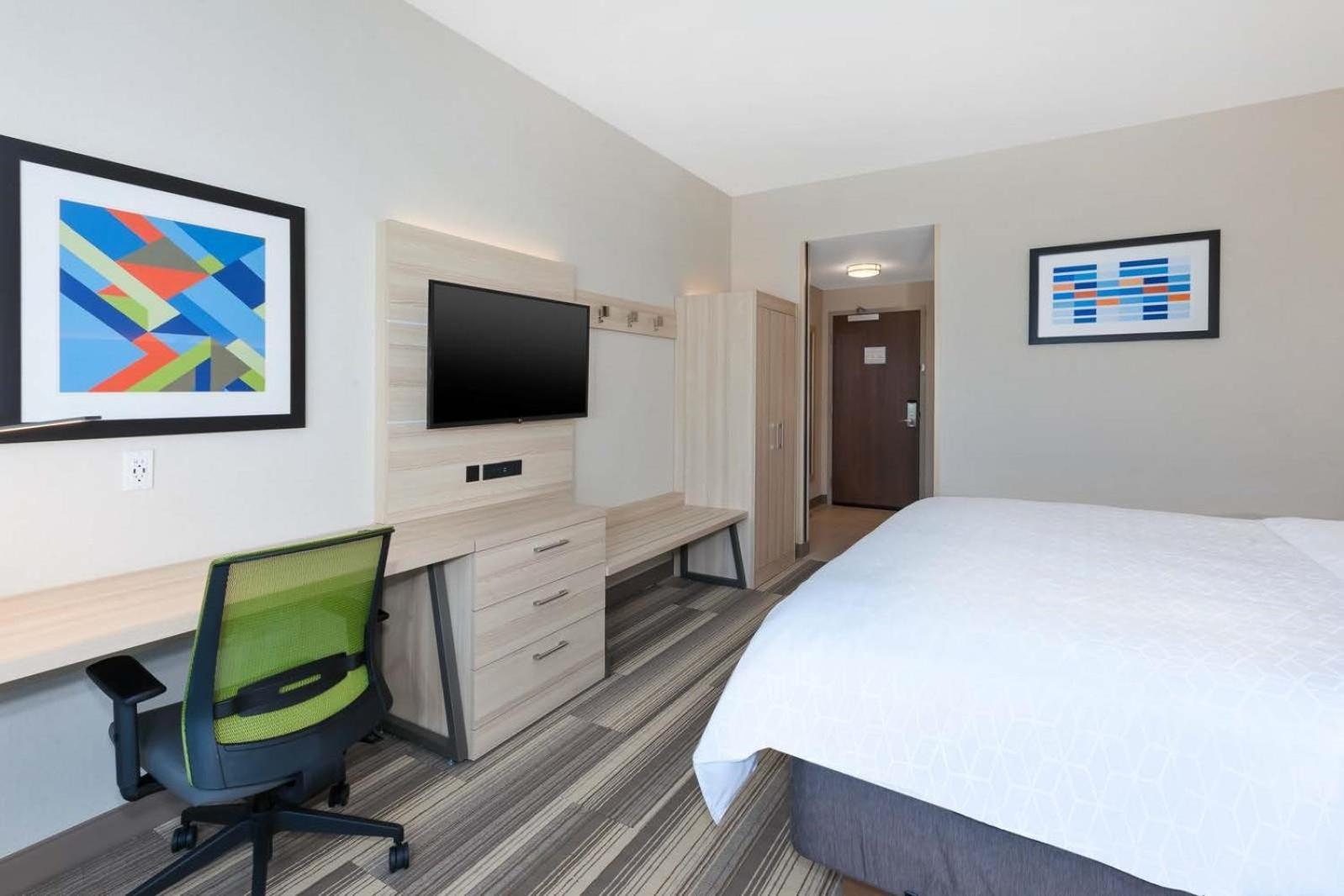 hol inn exp grand rapids airport south