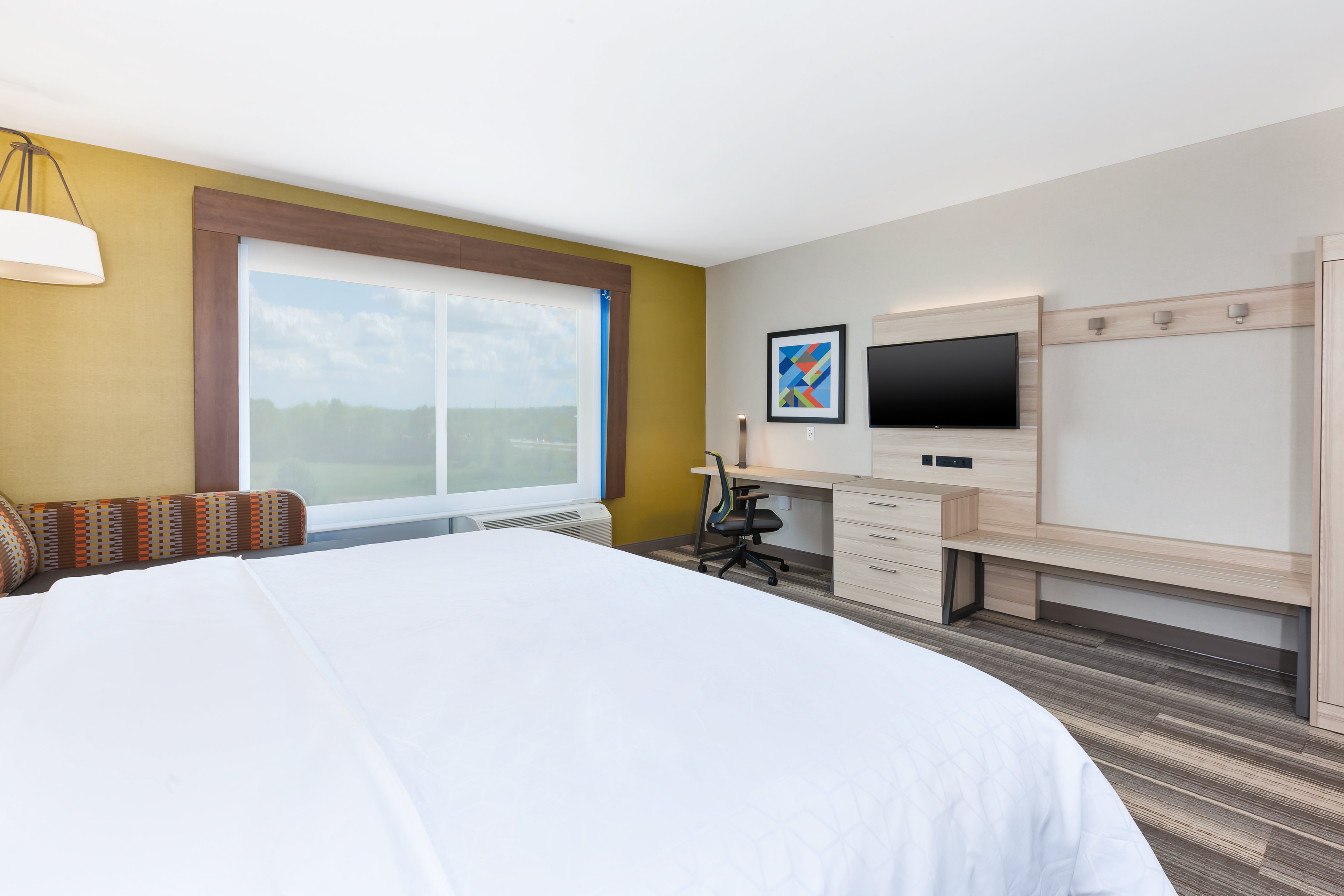 hol inn exp grand rapids airport south