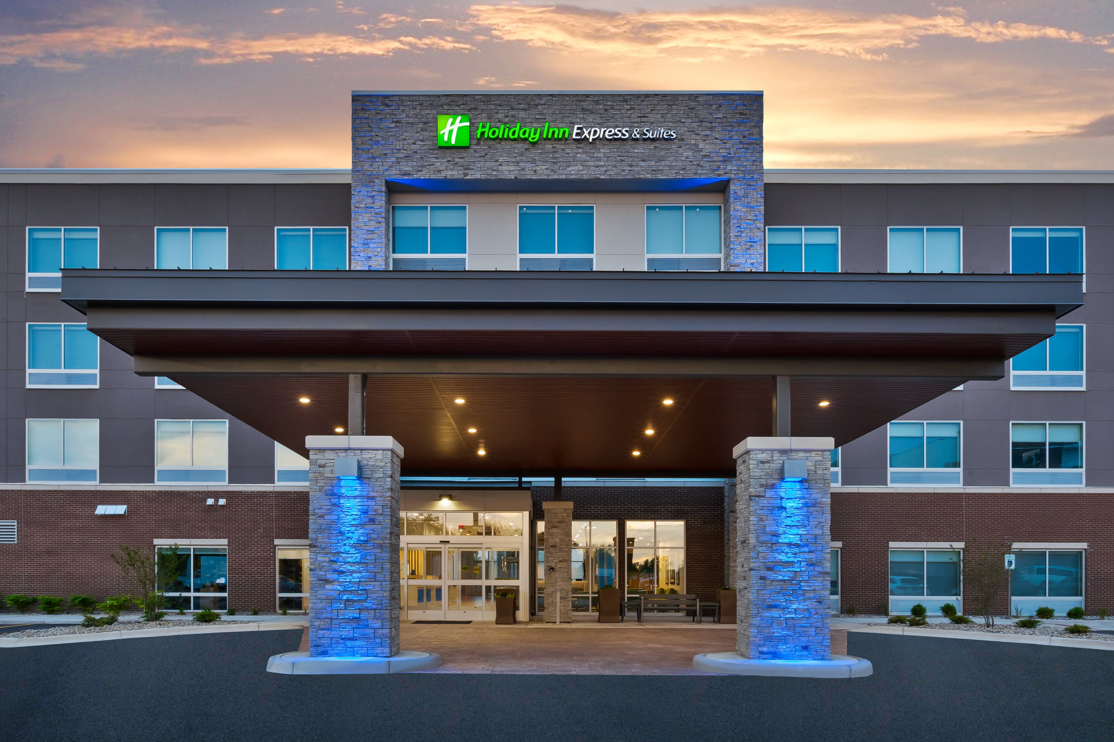 hol inn exp grand rapids airport south