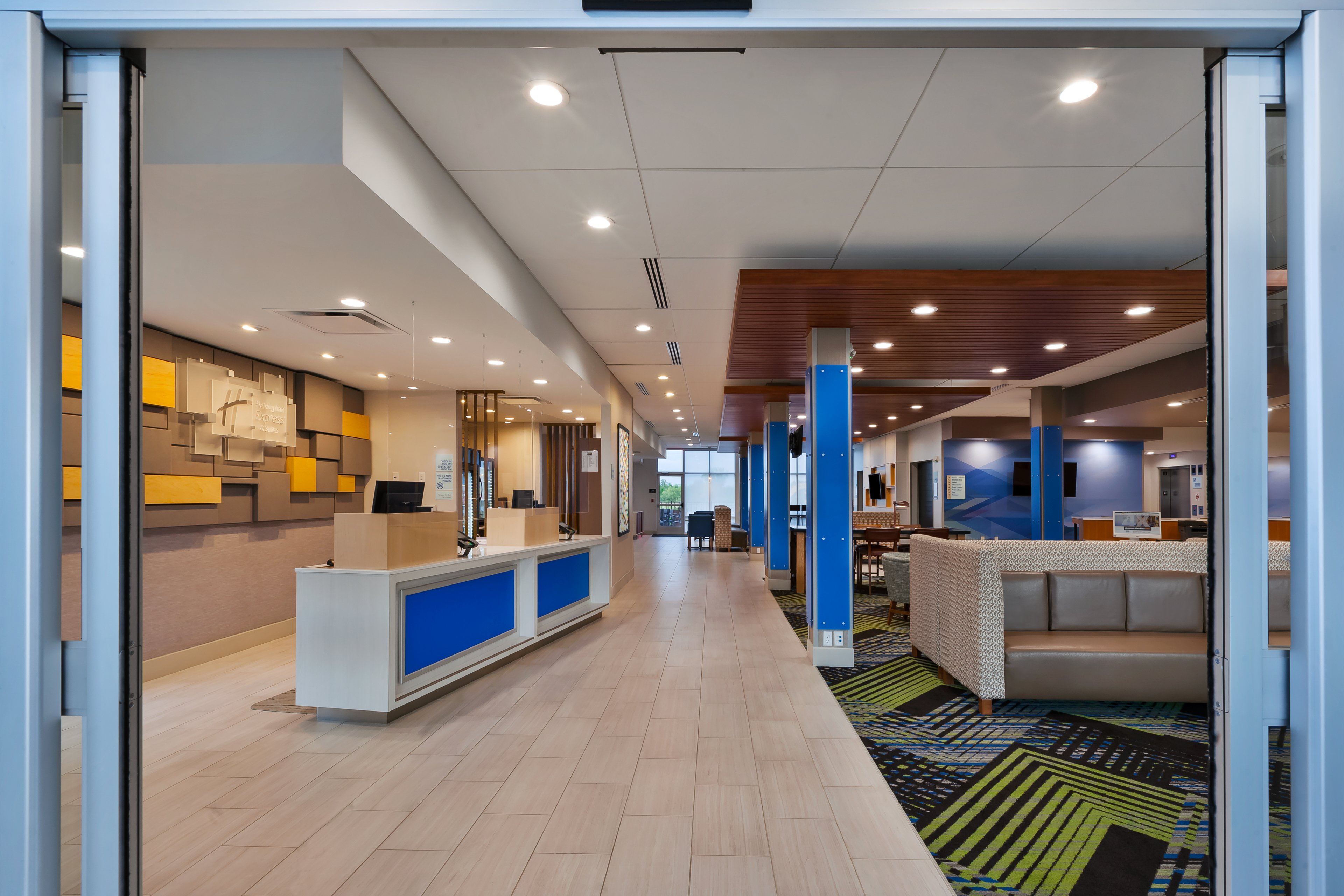hol inn exp grand rapids airport south