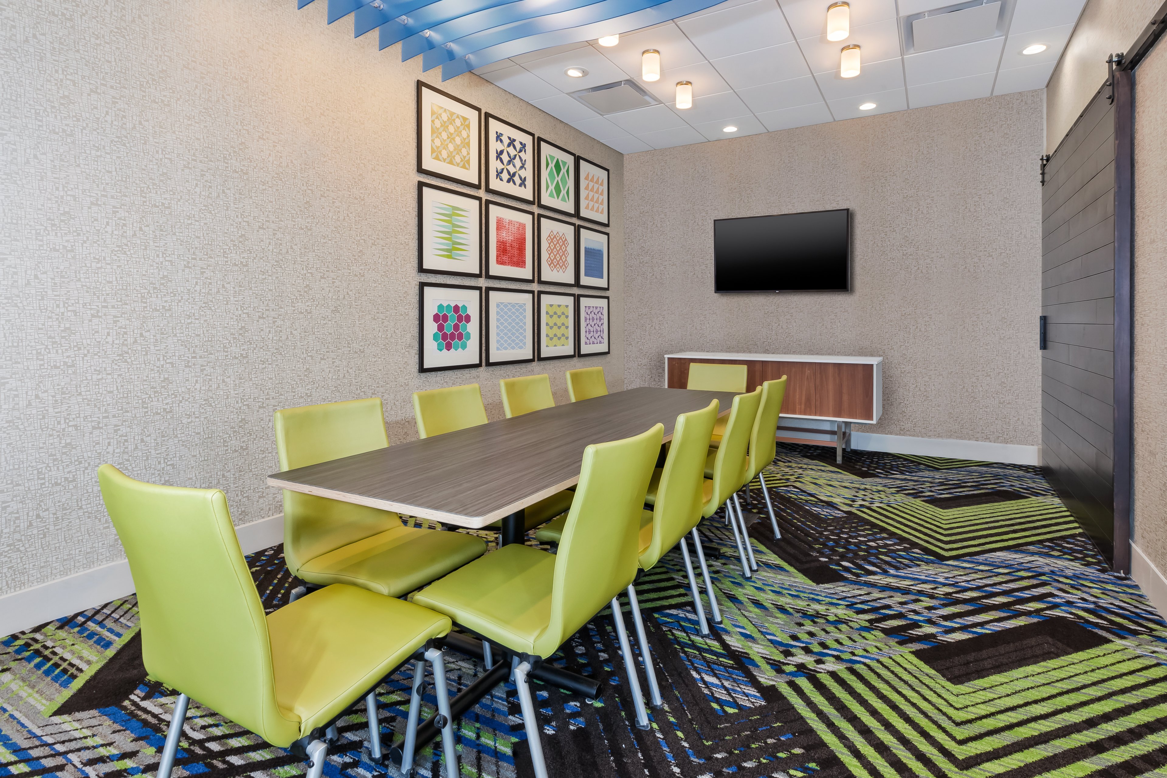 hol inn exp grand rapids airport south