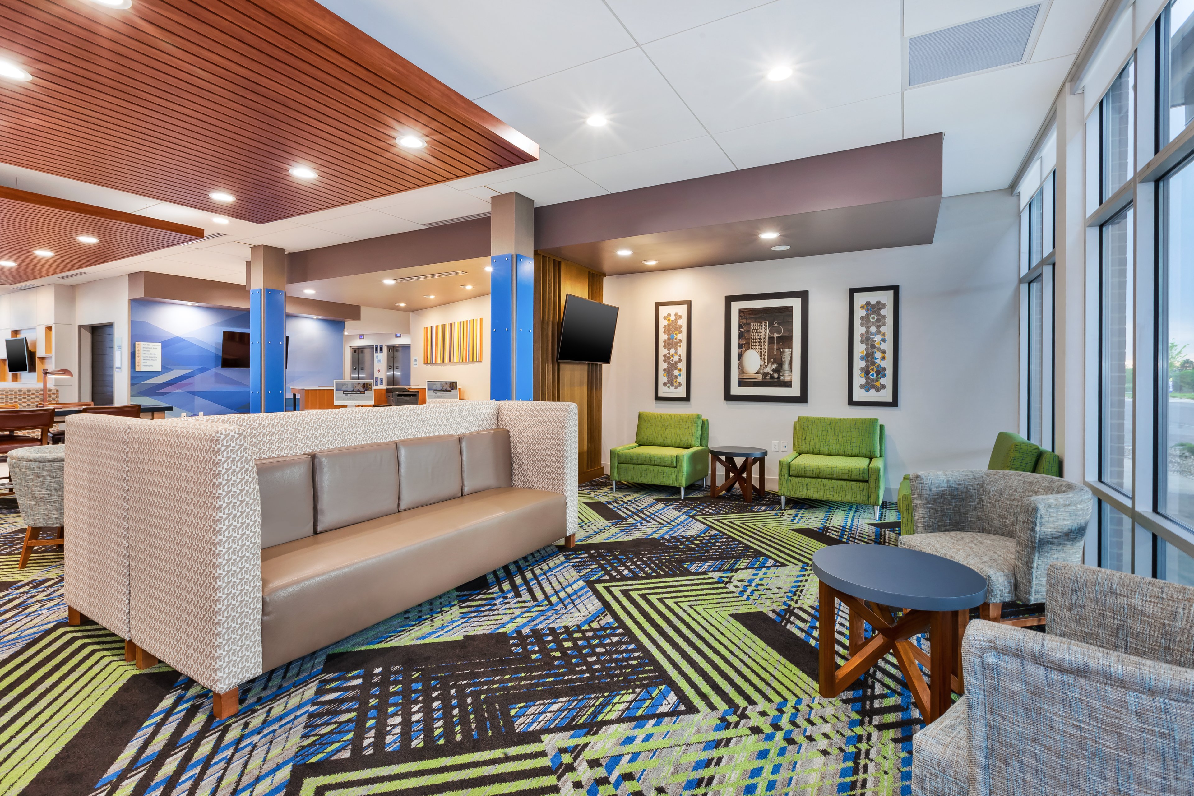 hol inn exp grand rapids airport south