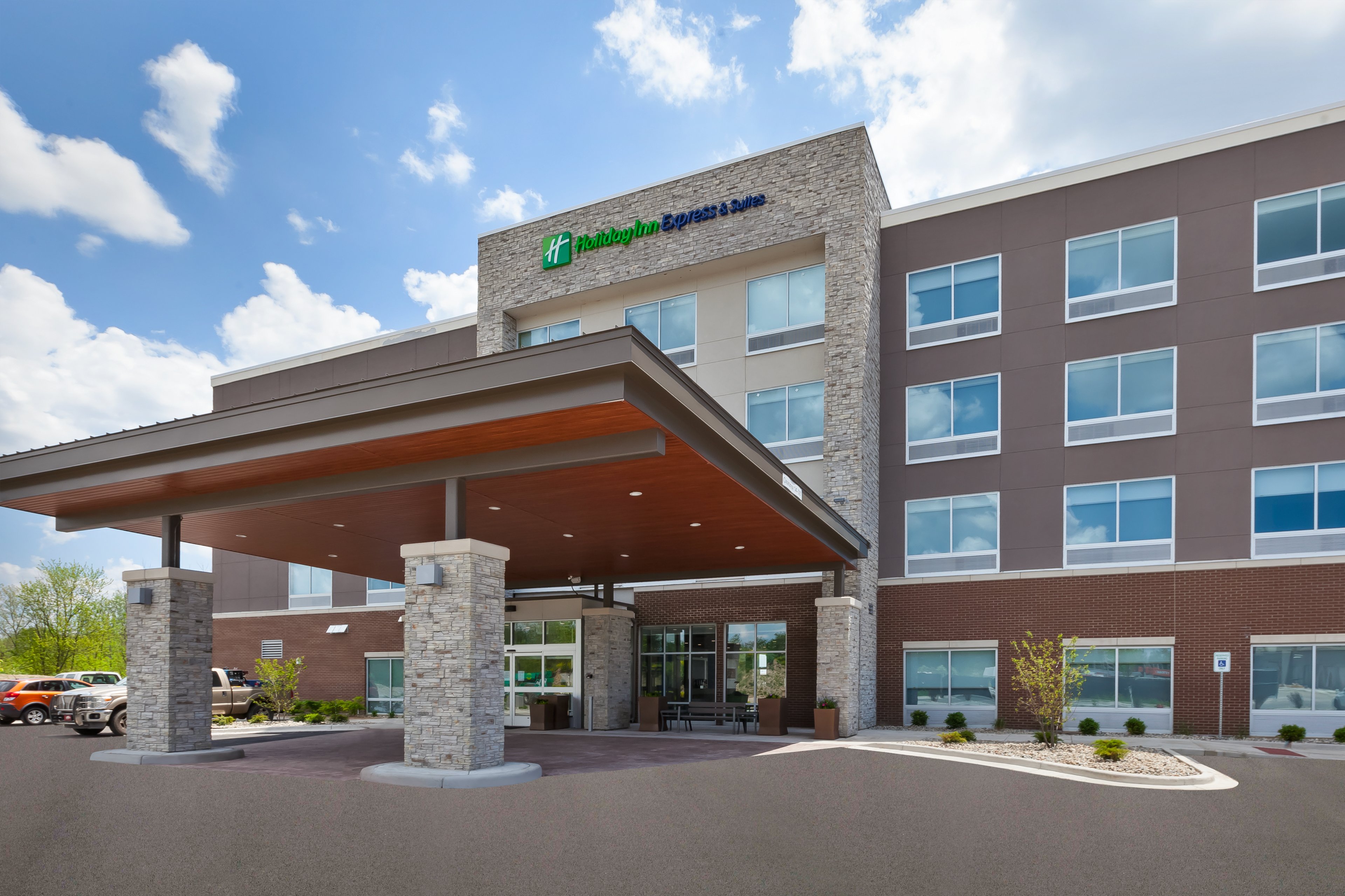 hol inn exp grand rapids airport south