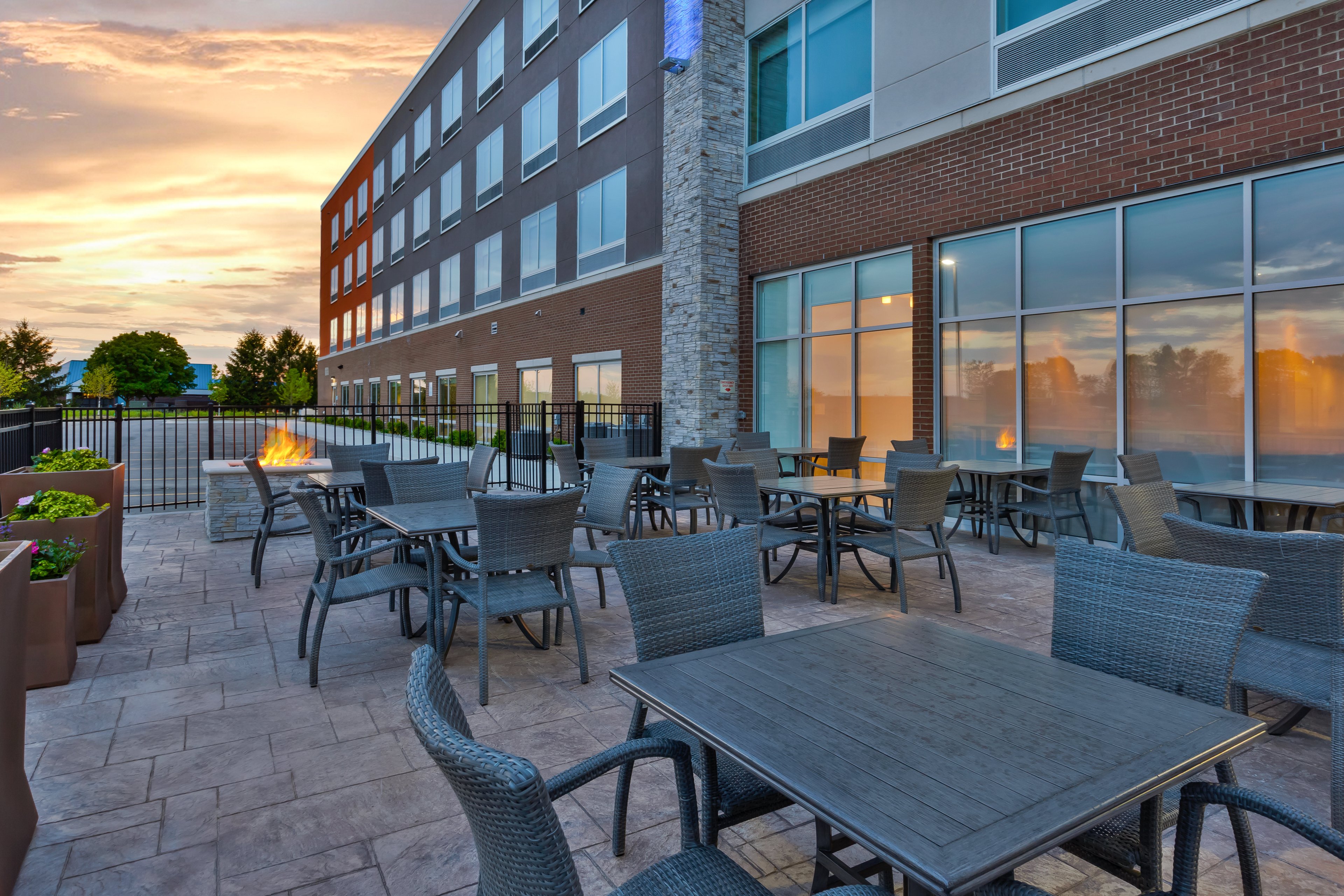 hol inn exp grand rapids airport south