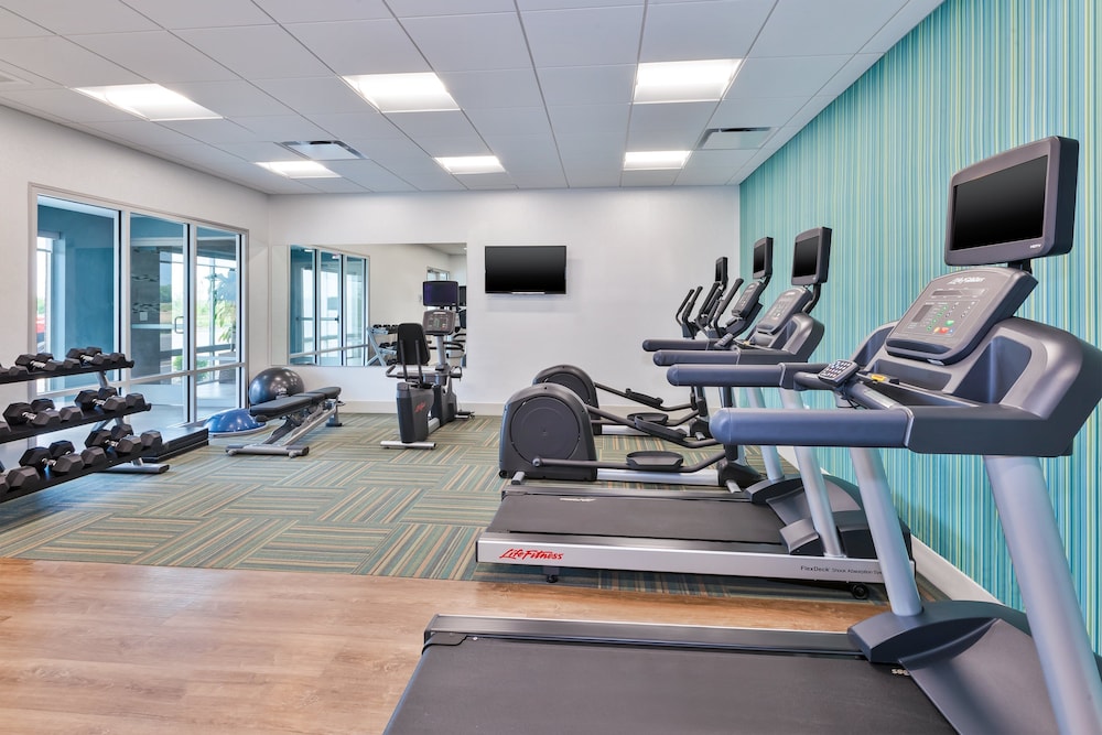 hol inn exp grand rapids airport south