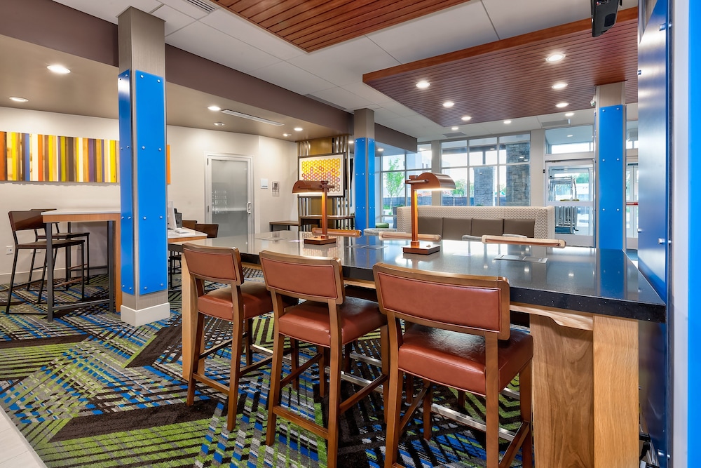 hol inn exp grand rapids airport south