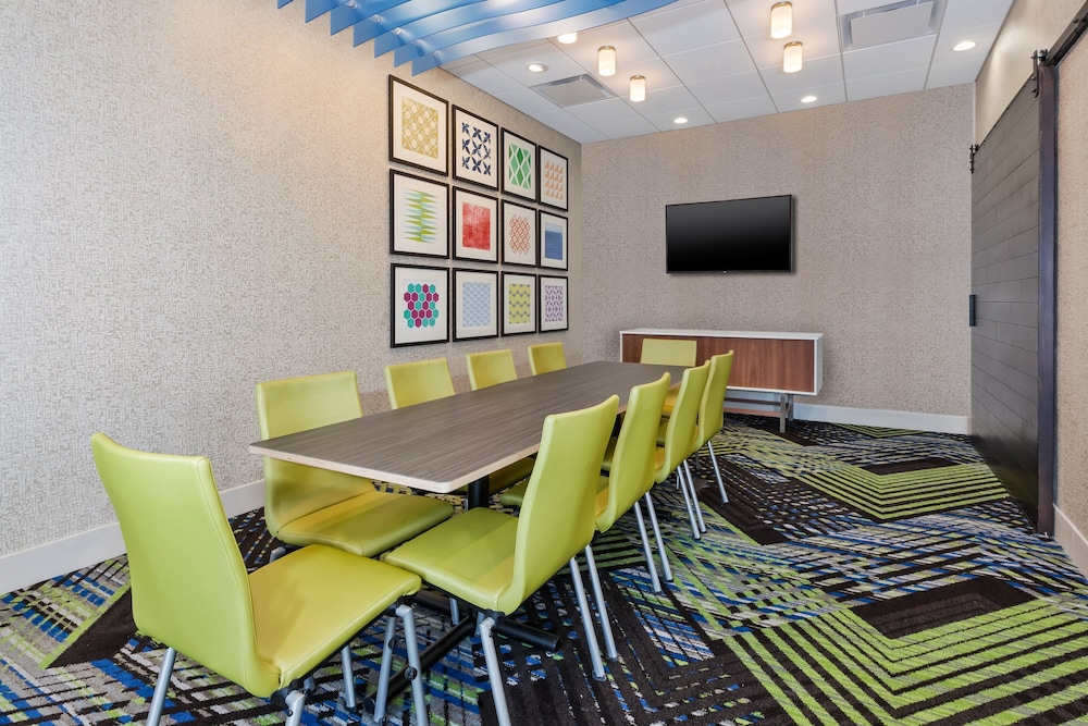 hol inn exp grand rapids airport south