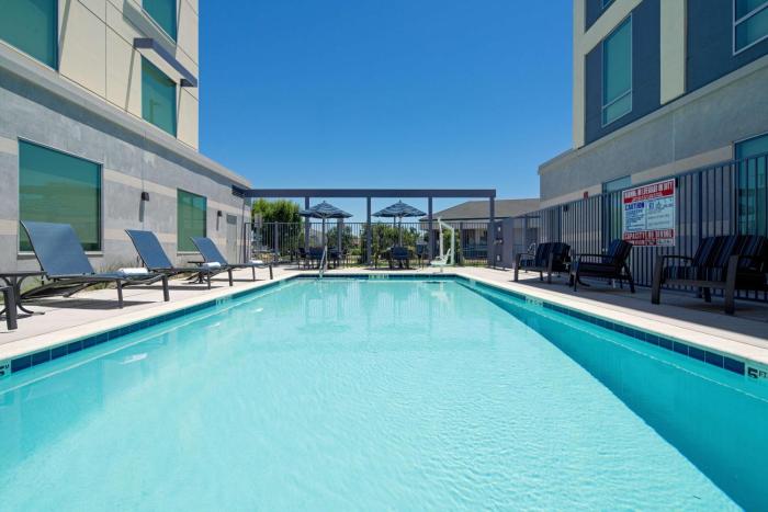 hampton inn and suites gilroy