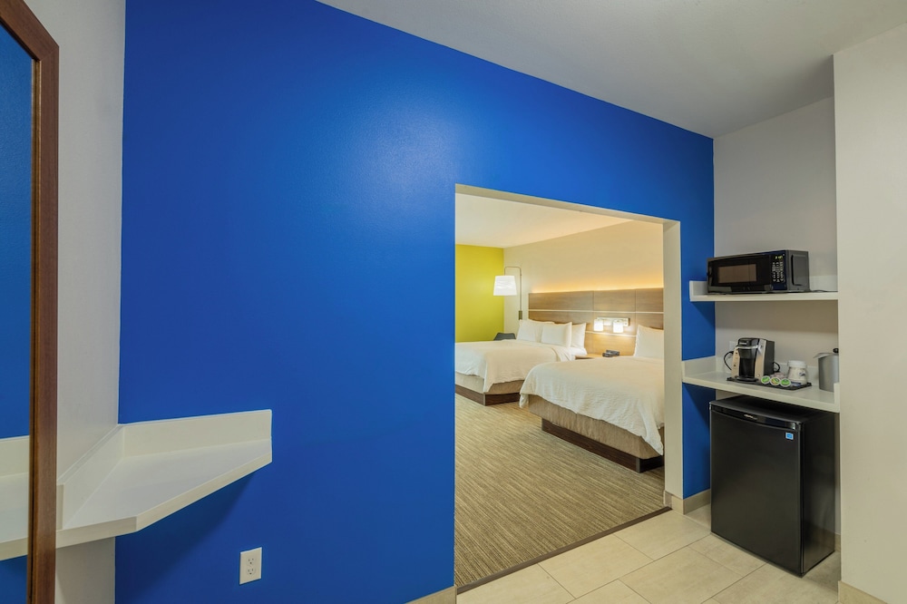 holiday inn express and suites lindale an ihg hotel