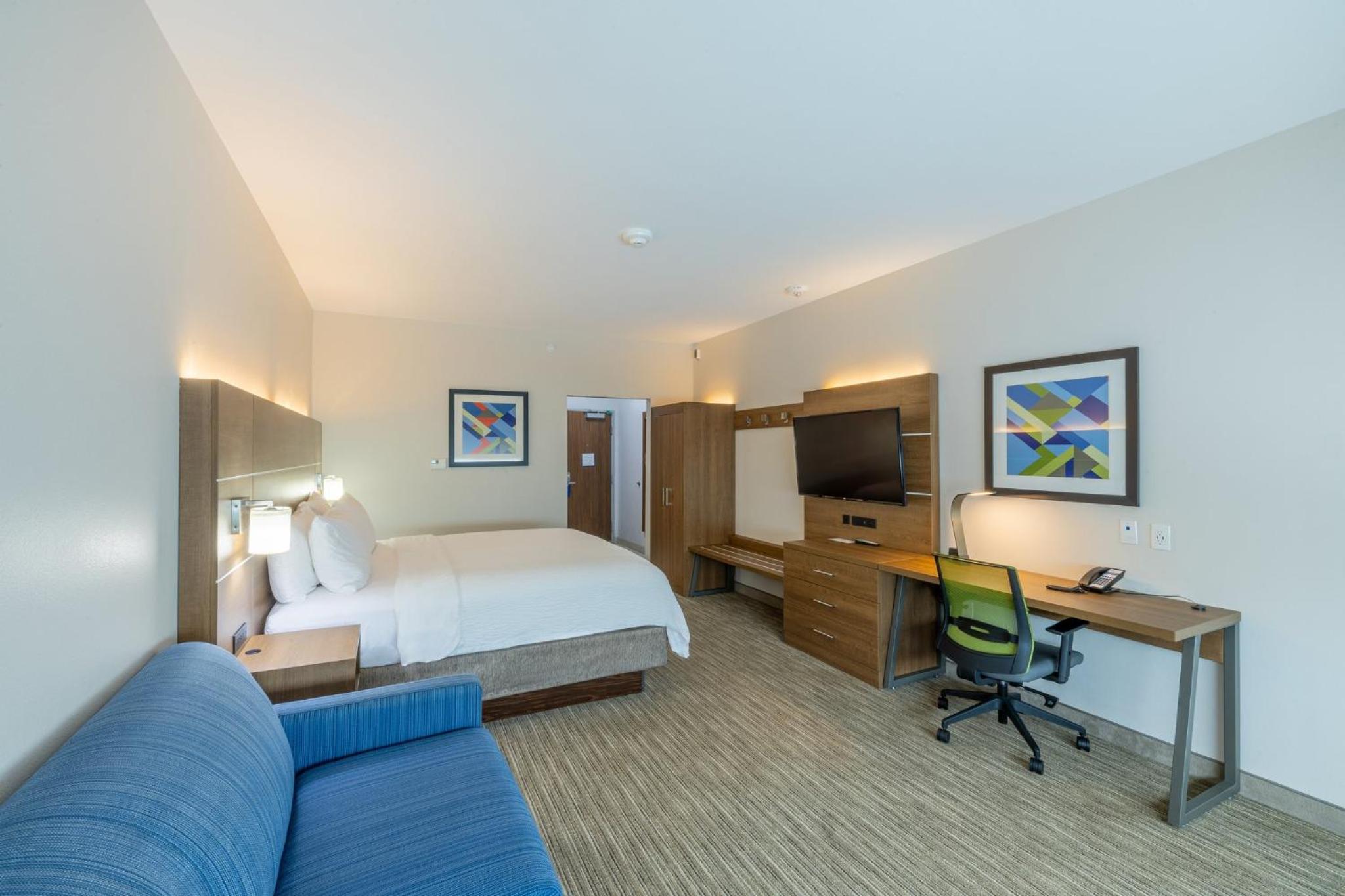 holiday inn express and suites lindale an ihg hotel