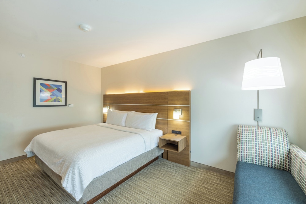 holiday inn express and suites lindale an ihg hotel