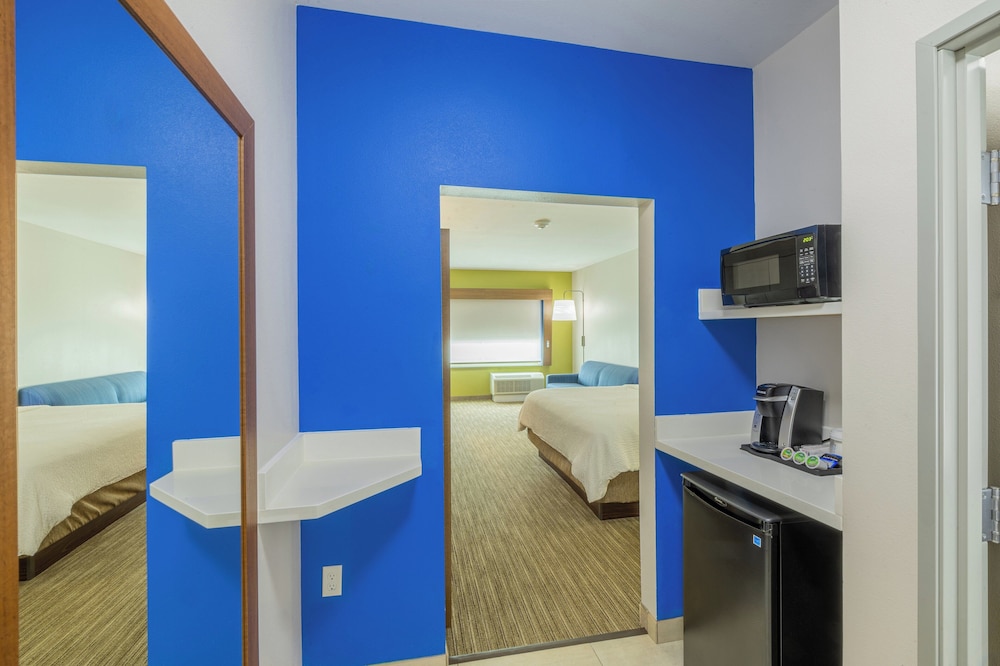 holiday inn express and suites lindale an ihg hotel