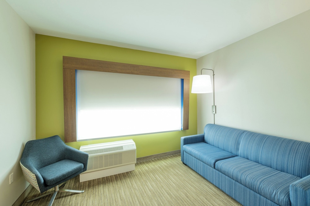 holiday inn express and suites lindale an ihg hotel