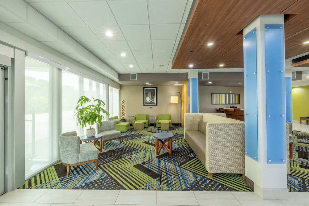 holiday inn express and suites lindale an ihg hotel