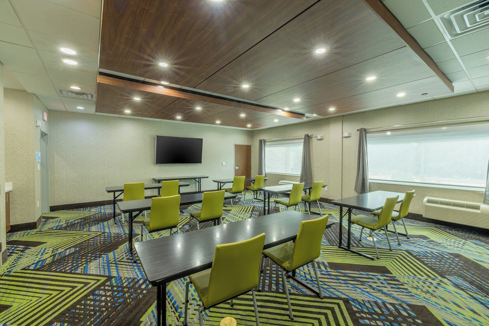 holiday inn express and suites lindale an ihg hotel
