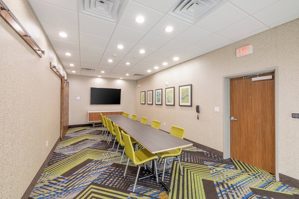 holiday inn express and suites lindale an ihg hotel