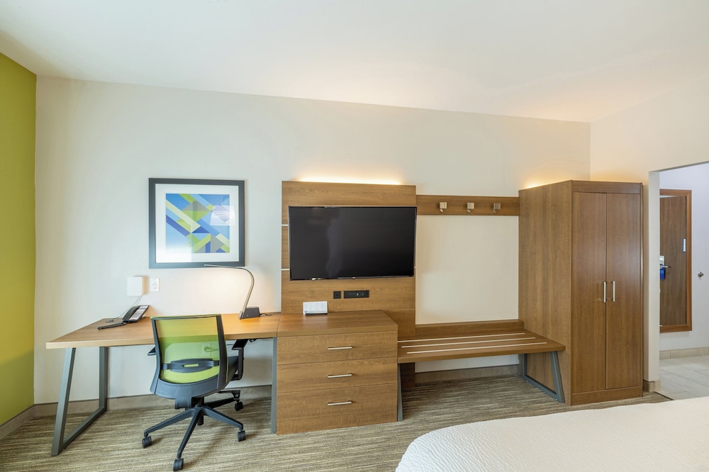 holiday inn express and suites lindale an ihg hotel