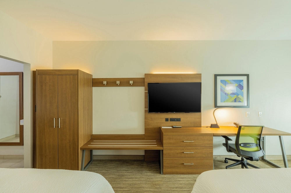 holiday inn express and suites lindale an ihg hotel
