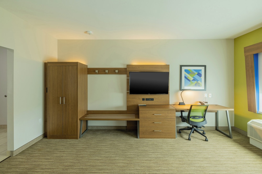 holiday inn express and suites lindale an ihg hotel