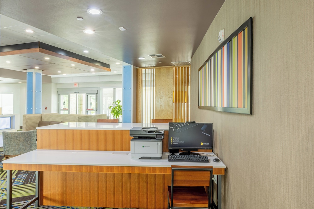 holiday inn express and suites lindale an ihg hotel