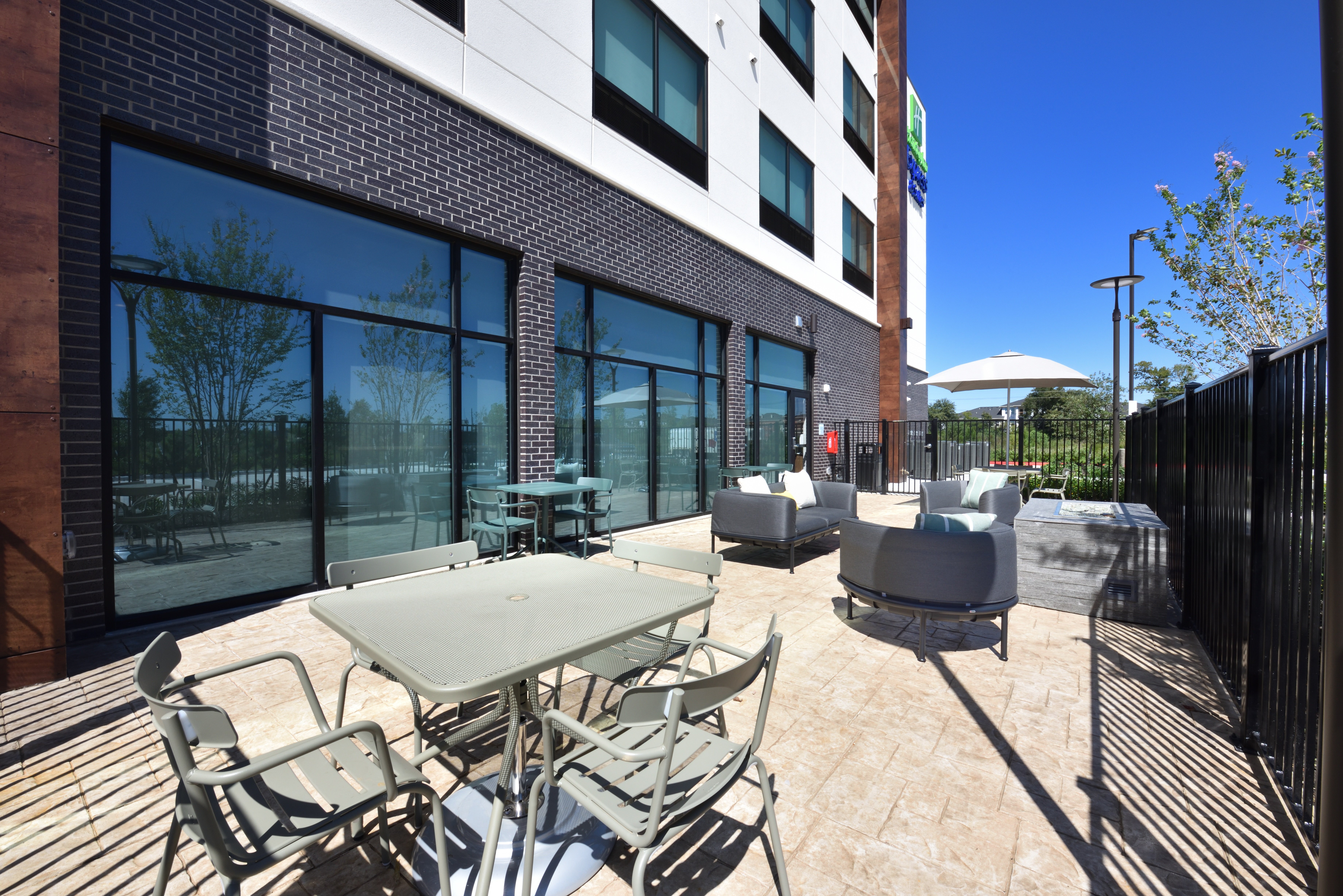 holiday inn express and suites woodlands area an ihg hotel