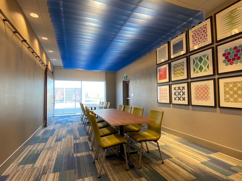 holiday inn express and suites aurora an ihg hotel