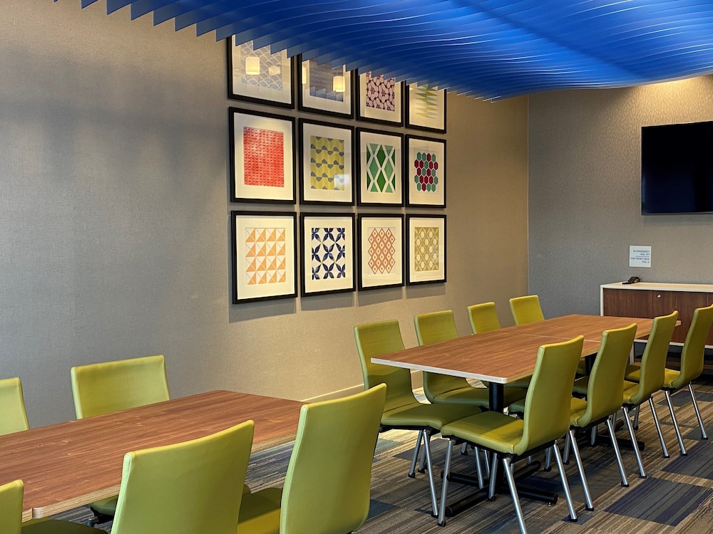 holiday inn express and suites aurora an ihg hotel