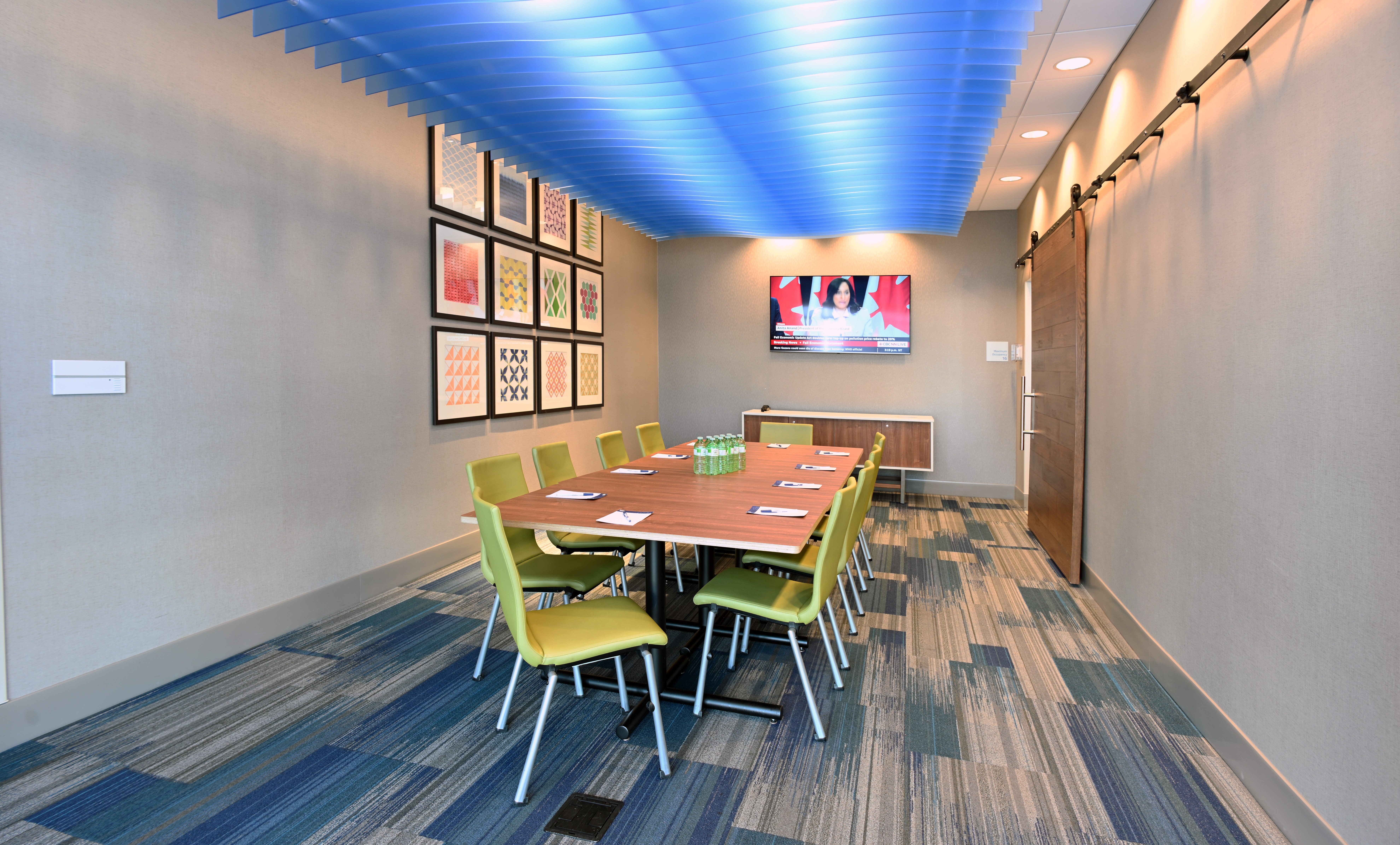 holiday inn express and suites aurora an ihg hotel