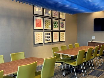 holiday inn express and suites aurora an ihg hotel