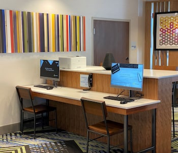 holiday inn express and suites aurora an ihg hotel