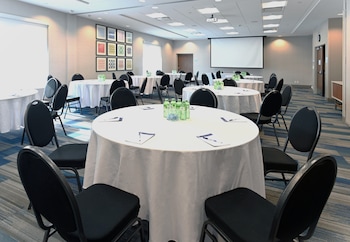 holiday inn express and suites aurora an ihg hotel