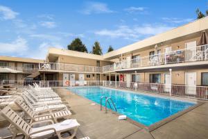 Siesta Suites,Kelowna>>British Columbia,2 star