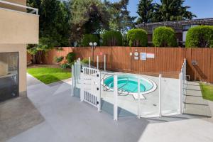 Siesta Suites,Kelowna>>British Columbia,2 star