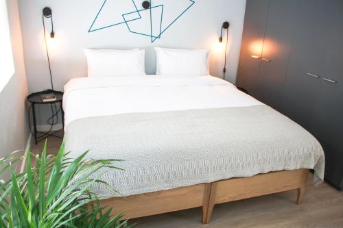 Curiocity Cape Town - Hostel,153 Main Road Green Point Cape Town 4005,2 star