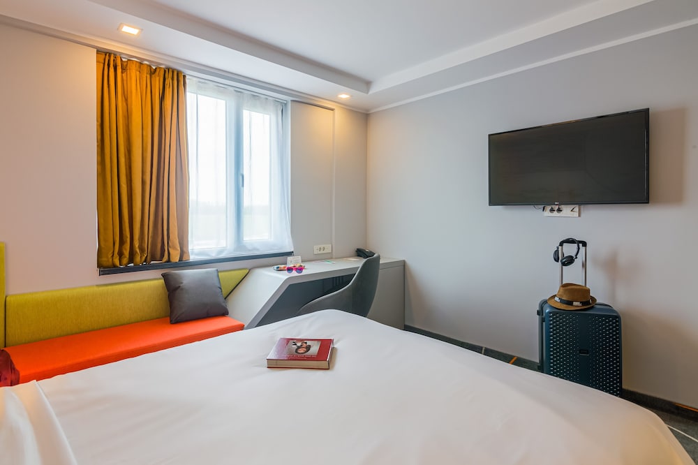ibis styles bucharest airport