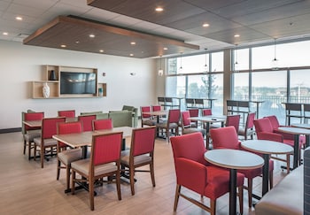 holiday inn expr and suites west omaha elkhorn