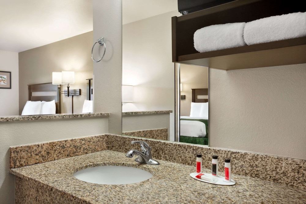 baymont by wyndham hearne