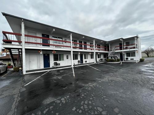 Travelers Inn By Oyo Longview Kelso,Near Lake Sacajawea Park,2 star