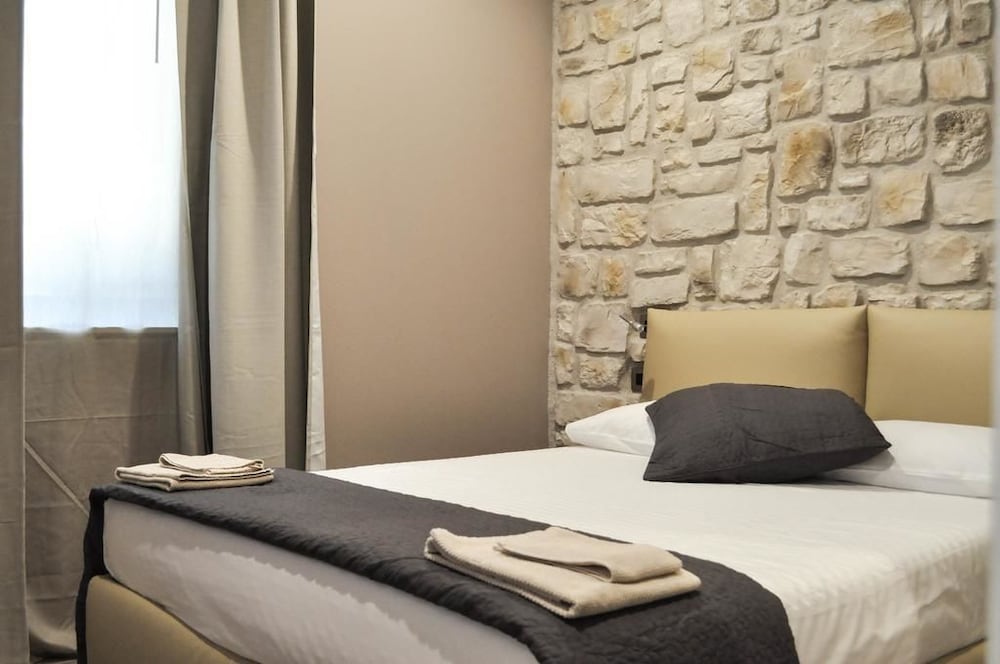 olivia rooms eurialo