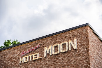 hotel moon