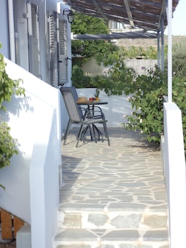 Galini Rooms & Apartments Syros,Filini Street-Finikas 84100 Finikas,0 star