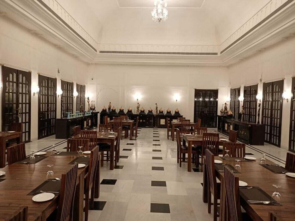 hotel raj bagh palace