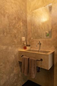 the room padang padang