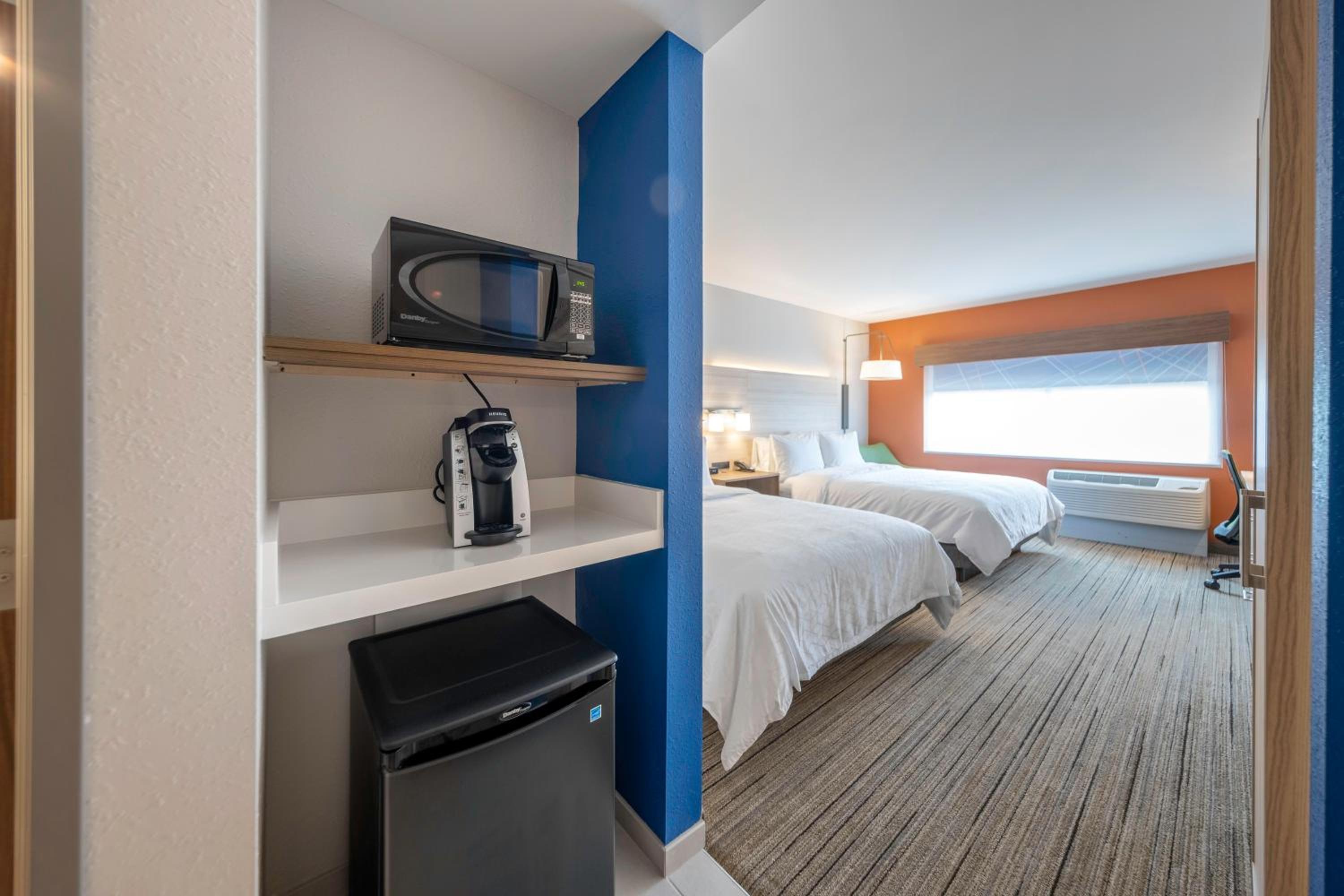 holiday inn express and suites staunton